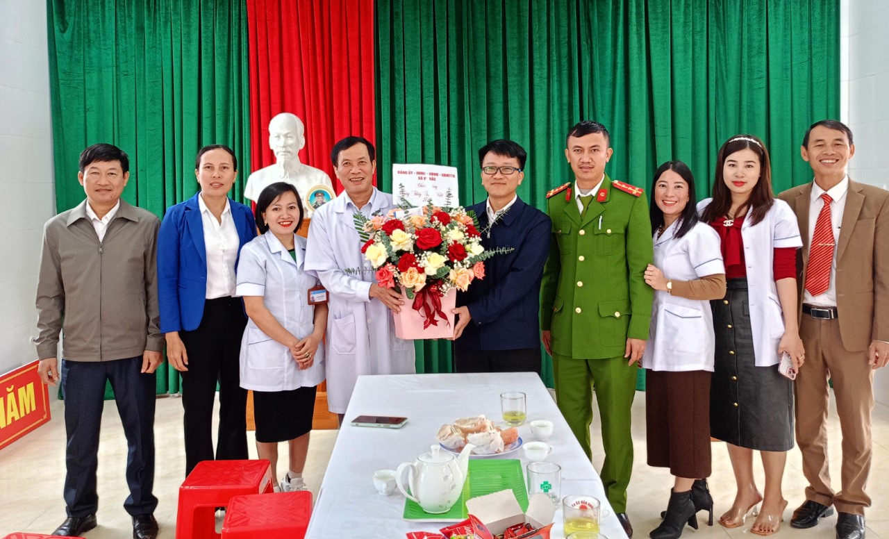 Lãnh đạo Đảng ủy, UBND, MTTQ và các ban, ngành, đoàn thể xã Kỳ Bắc tặng hoa chúc mừng kỷ niệm 69 năm ngày Thầy thuốc Việt Nam